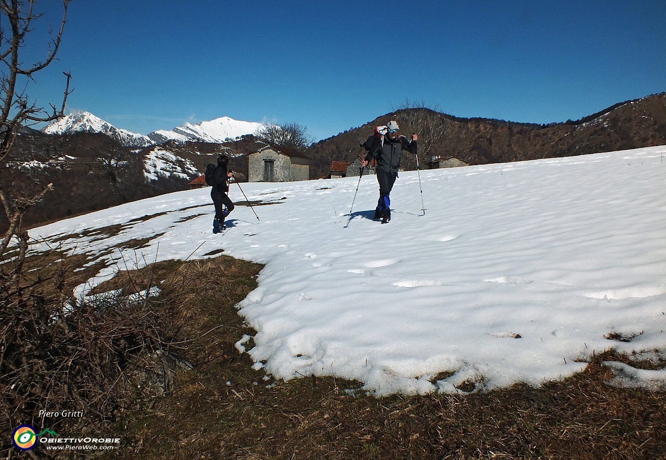 11 Saliamo per prati ancora in parte innevati.JPG